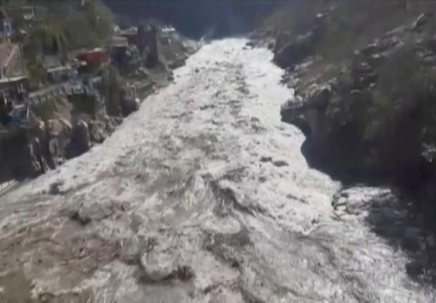El desprendimiento de un glaciar en la cordillera del Himalaya