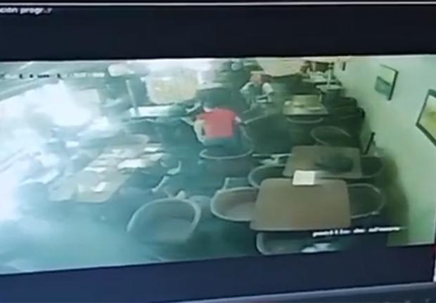 Video registra el momento en que los atacantes intentan sacar del lugar a una persona.