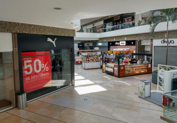 Algunas tiendas departamentales aprovecharon la reapertura de los centros comerciales para ofrecer descuentos.