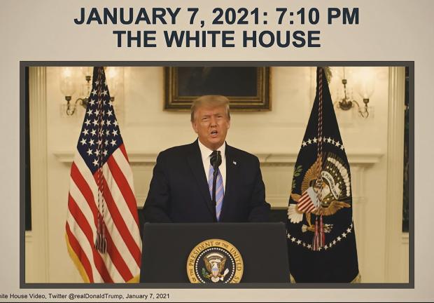 En esta imagen, se muestra un video como evidencia para los senadores, durante el segundo juicio político del expresidente Donald Trump en el Senado en el Capitolio, el 11 de febrero de 2021.