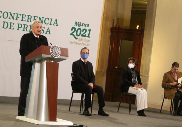 Andrés Manuel López Obrador, presidente de México, encabezó la conferencia mañanera, lo acompañaron Esteban Moctezuma, quien deja la SEP para irse como embajador de EU. Delfina Gómez fue ratificada por el ejecutivo como titular de la SEP.