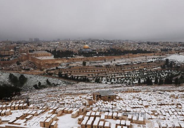 Nieve sobre Jerusalén y en la Cúpula de la Roca.