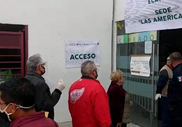 El acceso para la aplicación de vacuna Covid en Deportivo las Américas, de Ecatepec.