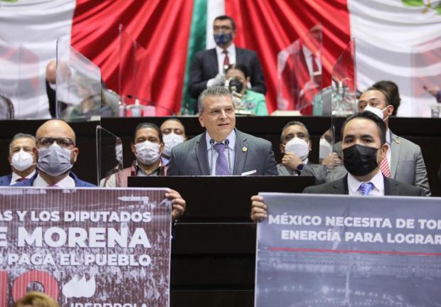 Diputados de Morena tomaron el estrado con pancartas en apoyo a la iniciativa.