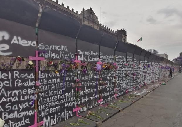 A pocas horas del Día Internacional de la Mujer, capitalinas cubrieron el muro de Palacio Nacional para recordar a las mujeres que nos faltan