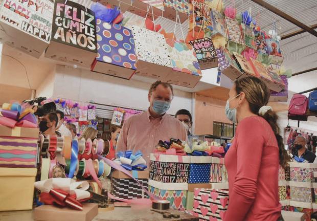 Ernesto Gándara, durante su gira por Navojoa el sábado pasado, visitó el mercado municipal.