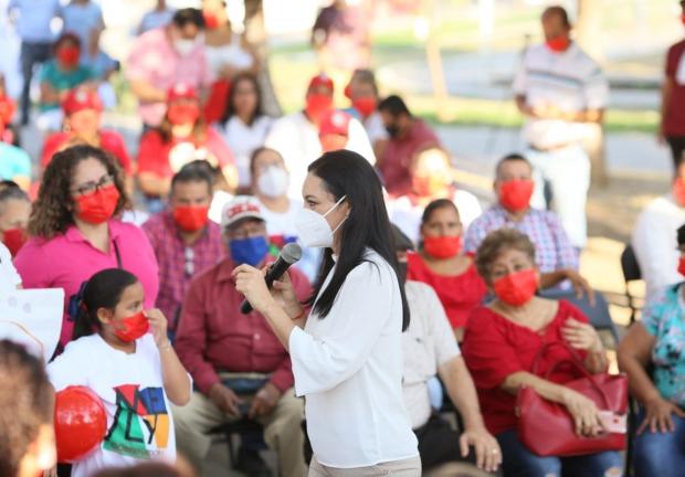 La abanderada de la alianza Va por Colima, Mely Romero, en su encuentro del sábado con vecinos de la capital.
