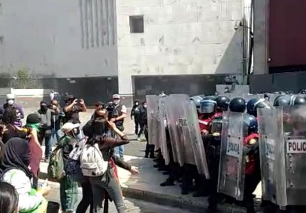 Se enfrentan policías con manifestantes en Metro Hidalgo.