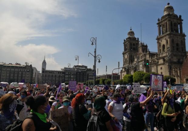 Feministas marchan rumbo al Zócalo de CDMX