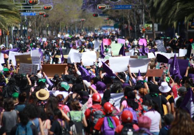 Manifestantes marchan en CDMX en el marco del Día de la Mujer.