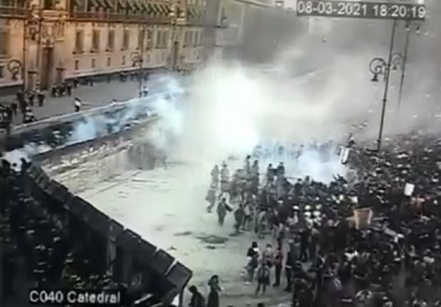 Ataques contra policías frente a Palacio Nacional.
