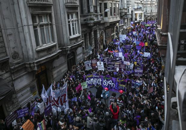 Cientos de turcas se manifiestan contra la desigualdad de género, que prevalece en la región.
