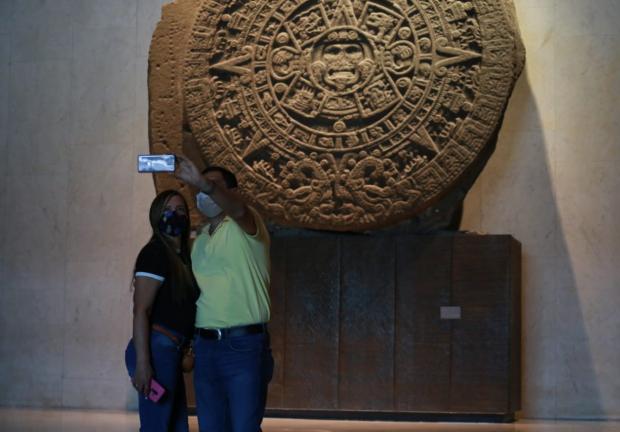 Personas aprovechan para tomarse selfies en el Museo Nacional de Antropología.
