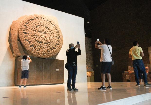 Visitantes se tomaron selfies en la Piedra del Sol, una de las joyas del recinto.