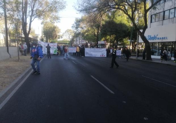 Transportistas bloquean avenidas de la Ciudad de México.