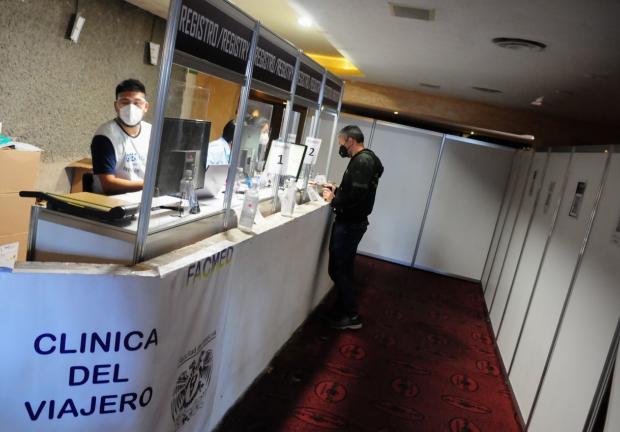 La UNAM instaló una clínica del viajero para la realización de pruebas de COVID.
