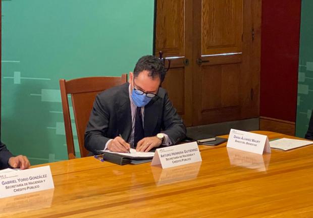 Arturo Herrera, secretario de Hacienda, firma carta compromiso para reducción voluntaria de brecha de género en sector financiero