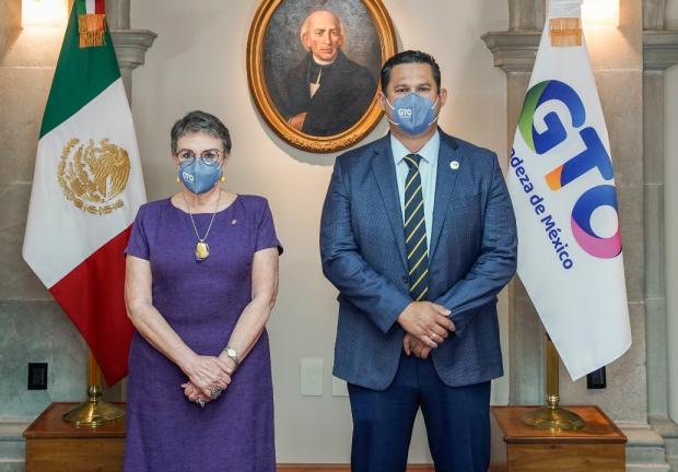 (Izq. a der.) La doctora Yoloxóchitl Bustamante Díez y el gobernador del Guanajuato, Diego Sinhue Rodríguez Vallejo.