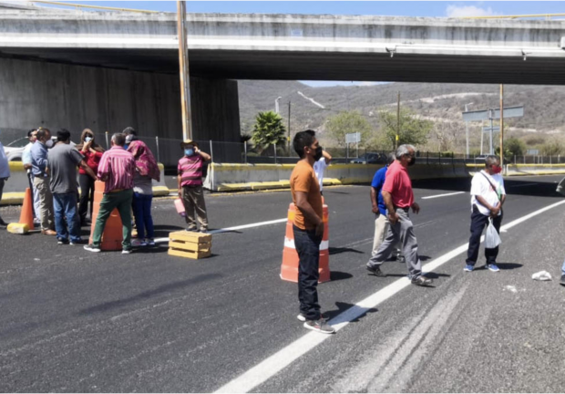 Guerrero. Pobladores cerraron uno de los accesos a Chilpancingo, ante la demora en la aplicación.