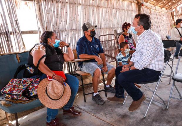 El aspirante panista a la gubernatura, Francisco Pelayo, se encontró con vecinos de la zona rural de Los Cabos el viernes pasado.