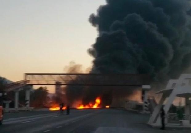Una pipa que transportaba combustible volcó y se incendió en la carretera Saltillo-Monterrey.