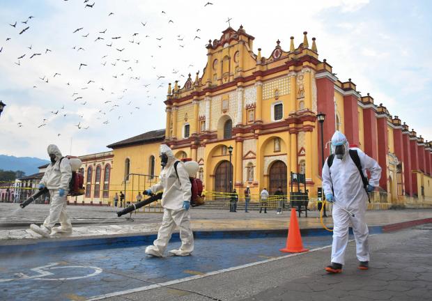 Personal del ayuntamiento sanitizan los alrededores de la emblemática catedral de San Cristóbal de las Casas.