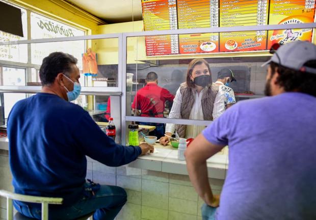 Maru Campos atiende un negocio de burritos en Ciudad Juárez, la semana pasada.