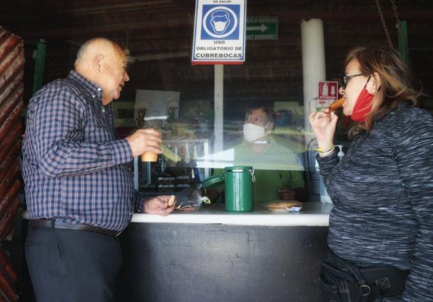 El morenista Víctor Manuel Castro se dio un tiempo ayer para degustar café y chimangos, un postre típico de BCS, en la carretera La Paz-Cd Constitución.