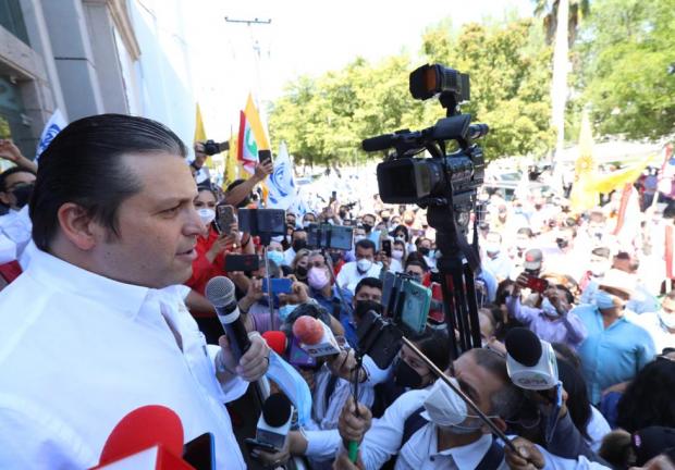 Mario Zamora Gastélum se registró como candidato a gobernador de Sinaloa en presencia de organizaciones, sectores, clase política, estructura priísta, perredista, panista, militantes y simpatizantes.