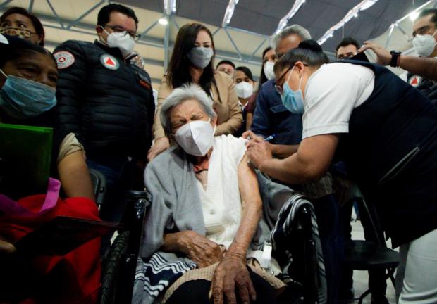 Francisca Castillo Segura, de 106 años, fue la primera naucalpense en ser vacunada contra COVID-19.