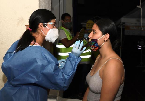 Aplicación de pruebas rápidas contra COVID-19 en Quintana Roo.