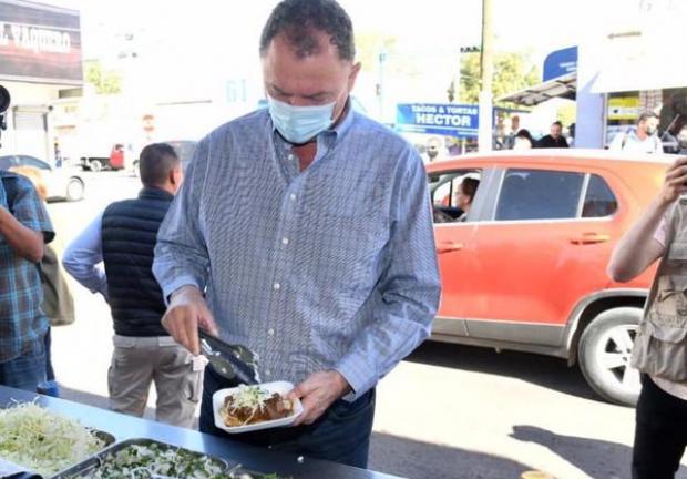 Ernesto Gándara recordó el Día del Taco en un mercado de Hermosillo, el miércoles.