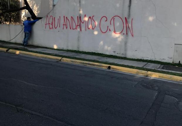ESTE FIN DE SEMANA los vecinos de San Pedro Garza García, uno de los más prósperos del país, amanecieron con la imagen de pintas presuntamente hechas por el CDN; el alcalde Miguel Treviño, quien busca la reelección, aseguró que es una "campaña de miedo".