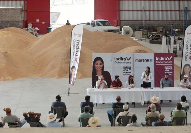 Indira Vizcaíno, en reunión con productores de arroz de Buenavista, el sábado.