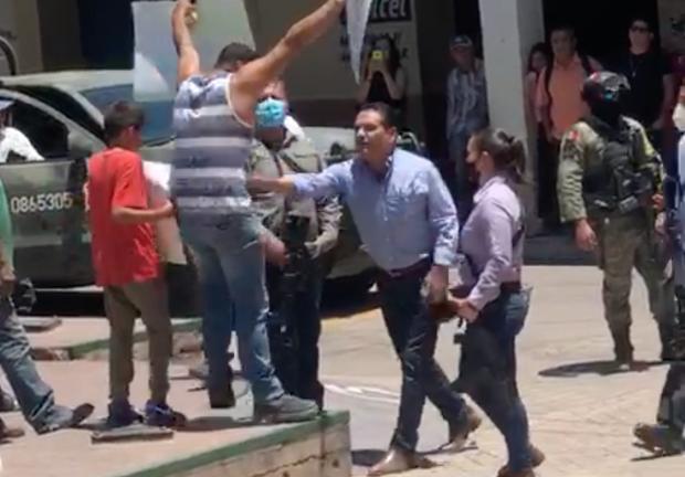 El gobernador de Michoacán, Silvano Aureoles Conejo, empujó a un manifestante en el municipio de Aguililla