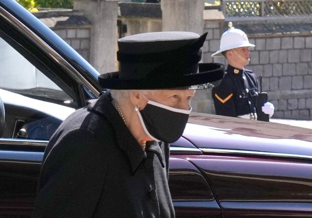 La reina Isabel II llega para el funeral de su difunto esposo.