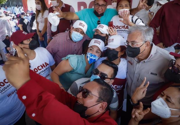 Rubén Rocha Moya, con seguidores en la ciudad de Culiacán, ayer.