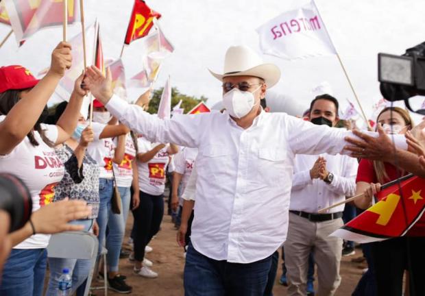 Alfonso Durazo, con simpatizantes petistas en el municipio de San Ignacio Río Muerto, el viernes.