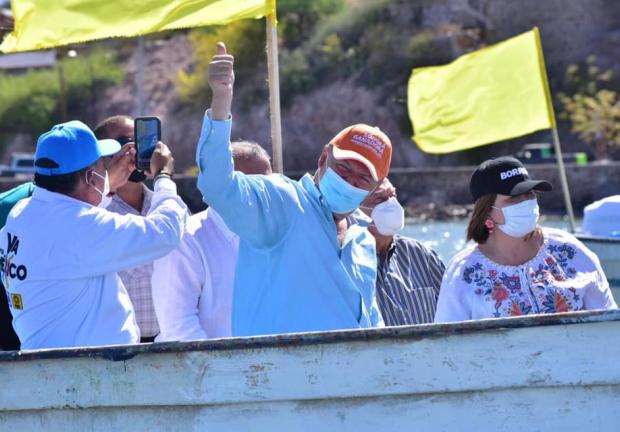 Ernesto “El Borrego” Gándara estuco con pescadores en Guaymas, el sábado.