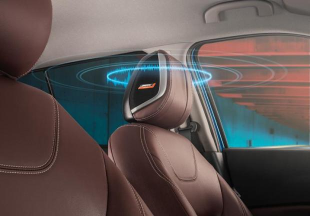 Para complementar la experiencia a bordo, Nissan Kicks 2021 integra Sistema de audio Bose®️ de 8 bocinas, incluyendo el sistema Personal Bose®️