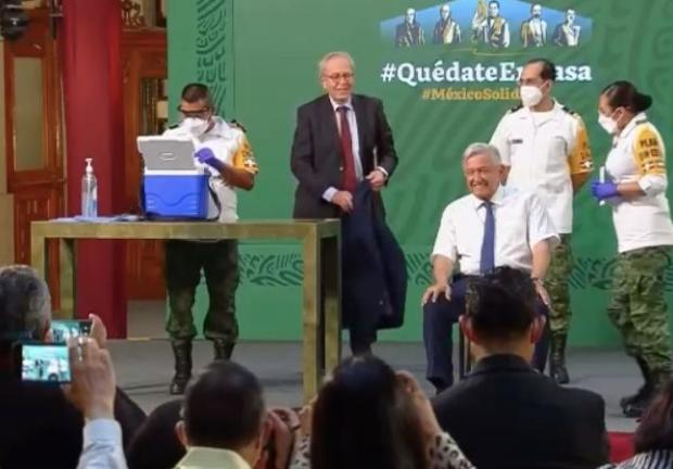 El Presidente Andrés Manuel López Obrador (AMLO) recibe vacuna contra el COVID-19