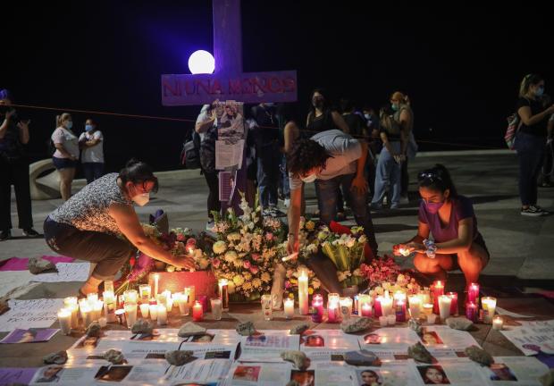 familiares, amigos y manifestantes colocaron una ofrenda para Monserrat Bendimes, víctima de feminicidio en Boca del Río, Veracruz.