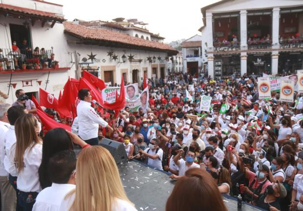 Mario Moreno Arcos encabezó ayer una concentración en Taxco de Alarcón.