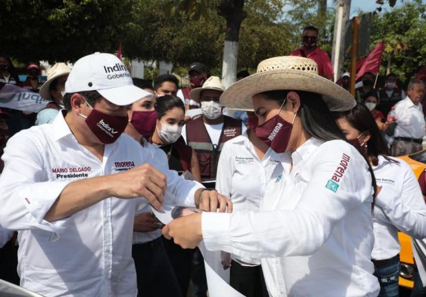 Indira Vizcaíno, acompañada del líder de Morena, Mario Delgado, tuvo actividades en Manzanillo, el sábado.