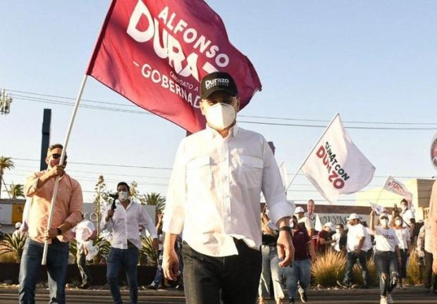 Alfonso Durazo estuvo arropadopor jóvenes en la capital sonorense, el sábado.