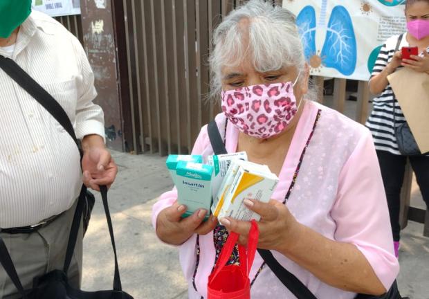 Heriberta, de 73 años, señala que si le dejan de dar su medicamento se va a morir.