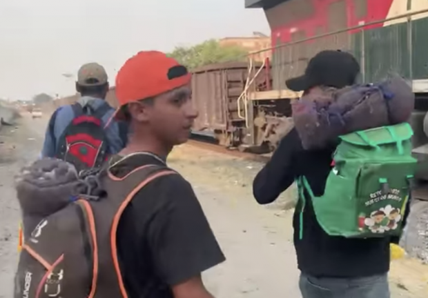 Un grupo de mirgrantes provenientes de Haití sube al tren "La Bestia", en La Choapa, Veracruz.