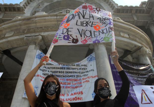 Estudiantes de la Academia de la Danza Mexicana protestaron por el derecho a vivir libres de violencia en el espacio educativo, el pasado 23 de abril.
