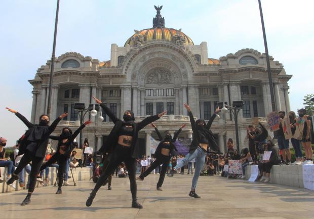 Estudiantes de la Academia de la Danza Mexicana protestaron el pasado 23 de abril. Denunciaron violencia sexual.