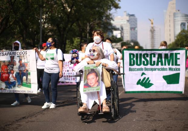 Madres de desaparecidos marchan el 10 de mayo.